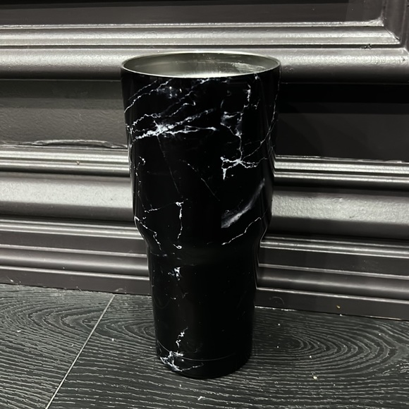 Its brand new marble black Built tumbler 30 OZ - Picture 3 of 5